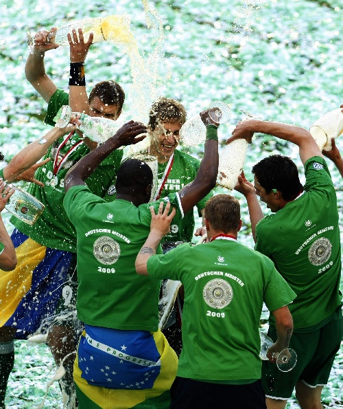 包含沃尔夫斯堡队员备战下一轮比赛,士气高昂的词条 包含沃尔夫斯堡队员备战下一轮比赛,士气高昂的词条